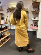 Vestido color beige con mangas largas abullonadas.