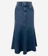 Pollera midi de jean azul, de tiro medio con pretina y pasacintos. Presenta un recorte diagonal en la parte inferior decorado con pequeñas tachas metálicas.
