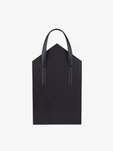 Bolso de hombro rígido color negro con asa superior en piel de becerro lisa mate con correa plana y dos compartimentos.