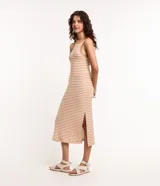 Vestido midi de corte recto, sin mangas y con escote redondo, confeccionado en ribana con diseño de rayas horizontales en color tostado y blanco. Presenta una abertura lateral en el dobladillo.