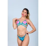Conjunto de bikini de dos piezas con estampado de camuflaje en tonos celestes y rosas. El top es de estilo triángulo con tiras cruzadas en la parte inferior y breteles en color rosa. La bombacha es de corte tanga.