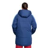 Campera puffer azul marino con mangas en azul celeste, cierre frontal con cremallera, capucha y bolsillos laterales. Presenta el logo de Umbro bordado en el pecho y el escudo del Club Nacional de Football en la manga.