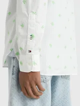 Camisa de corte regular confeccionada en popelín de puro algodón, con cuello de botones y estampado integral del monograma TH en color verde a contraste sobre fondo blanco.