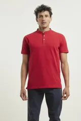 Remera azul con cuello mao y mangas cortas.