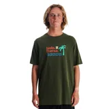 Remera verde militar de manga corta con estampa en el frente que incluye el texto "Isola Eterna", una palmera y olas.