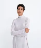 Camisón largo de tejido de punto color gris claro, con cuello alto y mangas largas. Tiene aberturas laterales.