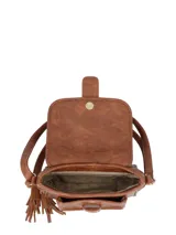 Cartera bandolera color chocolate, confeccionada en una combinación de cuero sintético liso y gamuza en la solapa frontal. Presenta un diseño estructurado con cierre de solapa, detalles de costuras visibles, herrajes metálicos en tono bronce y un adorno de borlas de cuero colgantes en un lateral.