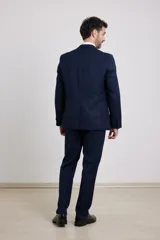 Traje de corte slim fit compuesto por saco de dos botones y pantalón de vestir a juego. Presenta una silueta moderna y entallada.