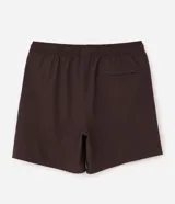 Bermuda deportiva masculina de poliéster color negro, con corte suelto y cintura elástica con cordón ajustable.