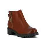 Botas de cuero sintético color marrón con cierre lateral, caña baja y taco cuadrado.