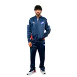 Conjunto deportivo Umbro del Club Nacional de Football, compuesto por campera con cierre frontal y pantalón largo. Diseño en color azul con detalles en blanco y rojo, incluyendo el escudo del club y el logo de la marca.