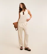 Pantalón recto de sarga color beige, de corte clásico y cintura elástica.