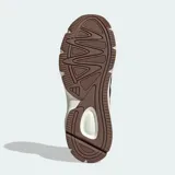 Championes Adidas Technocaos 2000 de estilo retro inspirado en los años 2000. Presentan un diseño con base de malla transpirable y superposiciones sintéticas en tonos oscuros, con las icónicas tres tiras laterales. Incorporan mediasuela con tecnología Cloudfoam para mayor amortiguación y suela de goma esculpida.