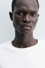 Camiseta de manga corta color azul marino oscuro, de corte regular fit y cuello redondo.