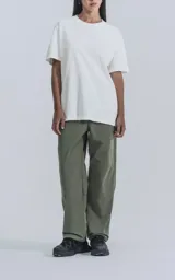 Remera de manga corta y cuello redondo, color blanco, con calce regular y un recorte sutil en la espalda.