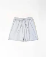 Bermuda de rústico liviano color marrón chocolate, con corte holgado y estampa sutil en el frente.