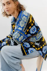 Sweater tejido de jacquard con diseño de langostas, corte oversized y tajos laterales. Confeccionado en 50% algodón y 50% poliéster.