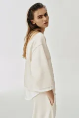 Sudadera de algodón color marrón con efecto doble capa, con cuello redondo y detalles en tejido blanco a contraste en las mangas y el bajo asimétrico.