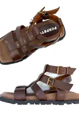 Sandalias de cuero marrón con tiras horizontales y ajuste con hebilla al tobillo.