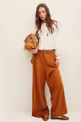 Pantalón wide leg de tiro medio color tostado, de corte amplio y fluido con pinzas en la parte delantera.