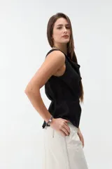 Musculosa bordó con escote drapeado, sin mangas y diseño holgado con lazo para ajustar en la cintura.