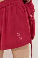 Short de algodón color mostaza con cintura elástica ajustable con cordón y bolsillos delanteros.