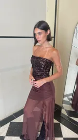 Strapless de lentejuelas color marrón oscuro, con diseño ajustado y espalda regulable.