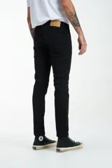 Jean negro de corte slim fit.