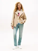 Zapatillas de tenis de corte bajo confeccionadas en piel napa blanca. Presentan detalles metalizados dorados en el panel del talón y un ribete lateral con el logo de Tommy Hilfiger grabado. Cuentan con cierre de cordones, forro de poliéster y suela de goma blanca.