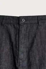 Pantalón chino para hombre confeccionado en denim ligero de mezcla de algodón y lino, sin lavados. Presenta un corte relajado con tiro medio, bolsillos frontales, bolsillos traseros y cierre frontal con cremallera y botón.