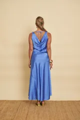 Vestido largo negro de satén, con escote drapeado, tirantes finos con detalle de argollas doradas y falda de corte evasé.