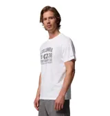 Remera blanca de manga corta con estampado frontal de la marca Columbia en color gris.