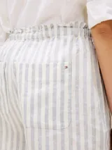Short de lino a rayas verticales blancas y grises, con cintura elastizada con cordón ajustable, bolsillos laterales y traseros.