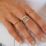 Anillo de diseño multicapa elaborado en oro de 10k, combinando bandas en oro amarillo y oro blanco con acabado facetado.