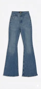 Jean de corte oxford con tiro alto, confeccionado en denim de lavado claro. Presenta cierre frontal con botón y bolsillos laterales.