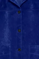 Chaqueta de piel de ante color azul, con cuello de solapa, bolsillos delanteros de plastrón, forro interior y cierre frontal con botones.