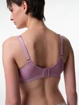 Soutien de microfibra color rosado con copa preformada sin aro, tirantes ajustables y banda elástica en la base.