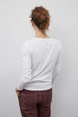 Remera de manga larga con escote en V, confeccionada en algodón de doble capa con diseño ajustado al cuerpo.