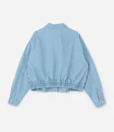 Campera de jean celeste de algodón con cuello inglés, abotonada, de manga larga ajustada con elástico en la cintura.