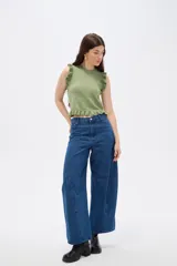 Pantalon de jean azul de corte amplio y tiro bajo, con costuras laterales curvas que le dan una silueta redondeada.