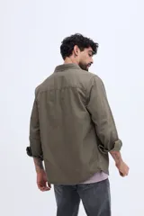 Sobrecamisa de algodón con efecto lavado y bolsillos frontales con solapa.