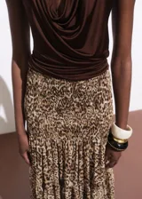 Falda larga maxi con estampado de leopardo, tiro medio, diseño recto y cierre de cremallera en la parte posterior.