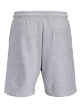 Bermuda deportiva gris melange de felpa, con calce relajado, tiro bajo, bolsillos laterales y pequeño estampado con texto en la pierna izquierda.