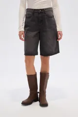 Bermuda de jean estilo boyfriend, color gris lavado, de tiro alto con bolsillos laterales y traseros, y largo a la rodilla.