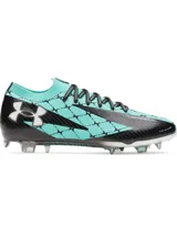 Championes de fútbol Under Armour SHDW LT 3 FG en colaboración con Mansory. Presentan un diseño en color turquesa con patrón de red negro y detalles en fibra de carbono. Cuentan con parte superior UA IntelliKnit, cuello de punto tipo calcetín y suela exterior de fibra de carbono diseñada para superficies naturales firmes.