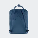 Mochila Fjallraven modelo Kanken Classic, color negro, con compartimento principal con cierre, bolsillo frontal con cierre, asas superiores con broche y correas ajustables para los hombros. Incluye el parche redondo característico de la marca en el frente.