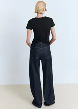 Camiseta de punto color negro, de corte recto, con cuello redondo, mangas cortas y estampado frontal con el texto "MANGO".