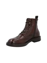 Botín de cuero estilo brogue con cordones, acabado en tono marrón oscuro. Presenta detalles de perforaciones decorativas en la puntera y laterales, con suela de cuero y diseño clásico de caña media.