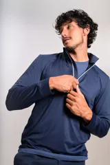 Buzo deportivo de cuello alto con cierre frontal parcial, manga larga y diseño entallado en tejido técnico de secado rápido.
