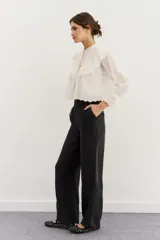 Pantalon sastrero de corte recto, con cierre frontal, boton y pretina. Cuenta con bolsillos laterales y traseros.